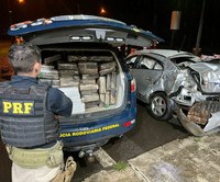 PRF apreende veículo roubado com mais de 500 kg de maconha em Guarapuava (PR)