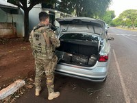 PRF recupera carro roubado carregado com 132 kg de maconha em Guaíra (PR)