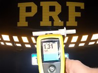 PRF prende motorista embriagado após colisão contra defensa na BR-376 em Ponta Grossa (PR)