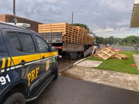 PRF apreende mais de uma tonelada de maconha escondida dento de paletes em Guarapuava (PR)