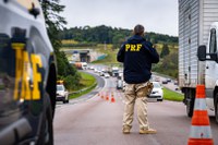 PRF prende casal que sequestrou motorista de aplicativo na BR-376 em Ponta Grossa (PR)