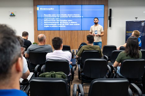 PRF Furquim, chefe da Delegacia PRF em Cascavel, palestra durante o encontro
