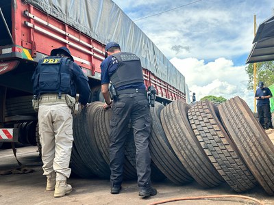 Carretas paraguaias entram no Brasil com pneus novos e troca é feita por outros sem condições de rodagem