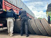 PRF flagra contrabando de pneus em borracharia de Cascavel