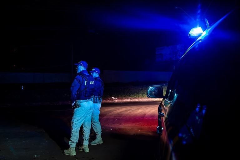 PRF apreende quase uma tonelada de maconha após perseguição no Paraná