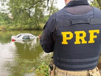 PRF apreende agrotóxicos após dupla de menores "mergulharem" com o carro num açude no Paraná