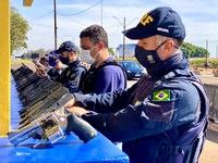 PRF apreende arsenal de mais de cinquenta pistolas e carregadores em ação conjunta com a Receita no Paraná