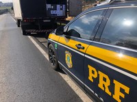 PRF apreende caminhão com 700 garrafas de vinhos em Palmeira (PR)