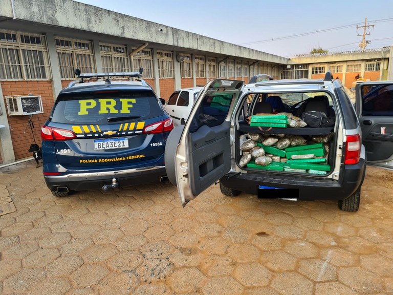 PRF prende casal de Foz do Iguaçu levando droga para Curitiba