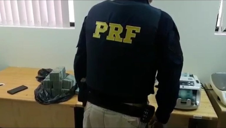 PRF apreende mais de meio milhão de reais escondidos em caminhão