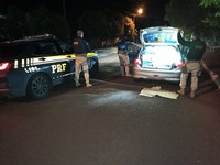 PRF apreende dois veículos carregados com cigarros contrabandeados no Paraná