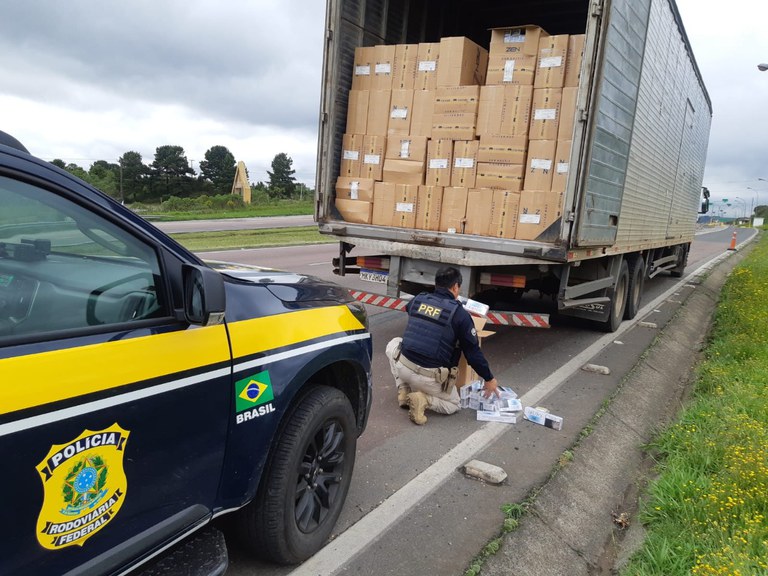 Cigarros avaliados em mais de R$ 1 milhão são apreendidos pela PRF