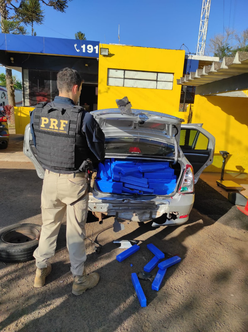 PRF apreende mais de meia tonelada de maconha em Santo Antônio da