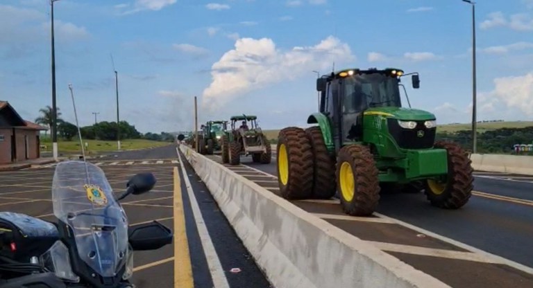 PRF realiza escolta de mais de 1.500 tratores na região de Guarapuava (PR)