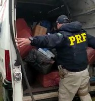 Falsa ambulância é apreendida pela PRF no PR com cigarro contrabandeado