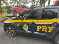 PRF apreende carro carregado com cigarros em acidente