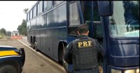 PRF apreende mais de 1200 garrafas de vinhos num ônibus em Porto Vitória (PR)