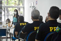 Agosto Lilás: PRF em Pernambuco promove ação de conscientização pelo fim da violência contra mulher