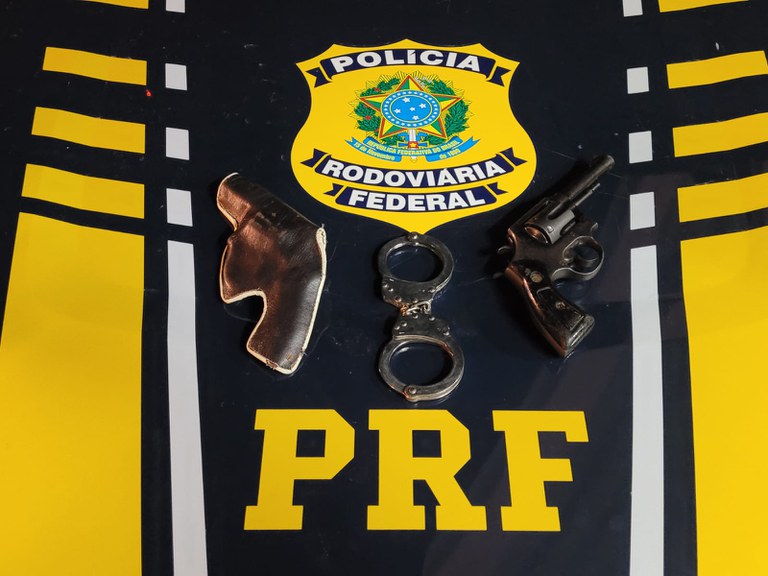 Alcoolizado e portando ilegalmente arma de fogo, homem é detido pela PRF na BR-116/PE