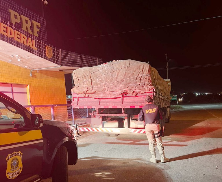 Caminhão é retido pelo transporte de gesso sem nota fiscal em Salgueiro