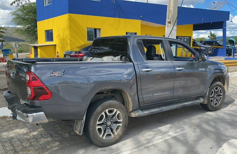 Caminhonete de luxo roubada é recuperada pela PRF em Sertânia