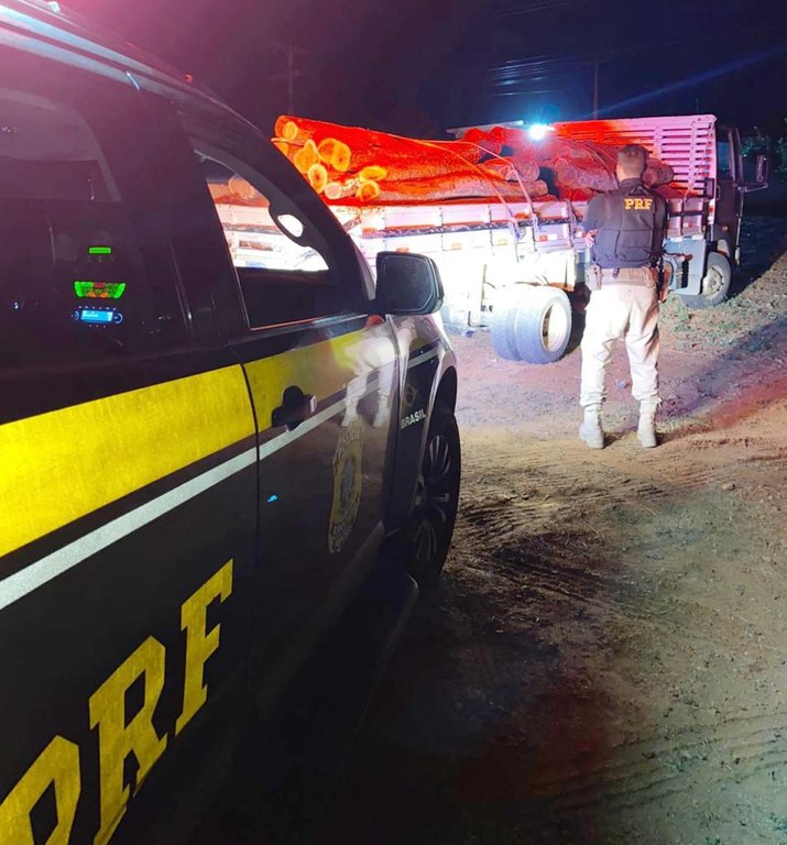 Carga de madeira ilegal é apreendida pela PRF em Salgueiro