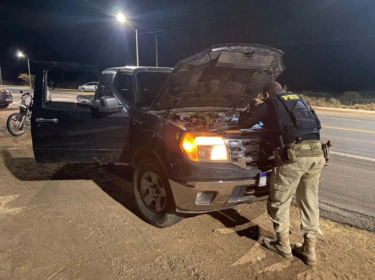 Carro roubado em Salvador é recuperado pela PRF em Petrolina
