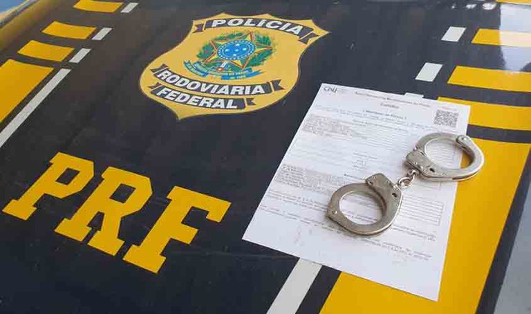 Foragido da justiça por tráfico de drogas é detido pela PRF em Juazeiro