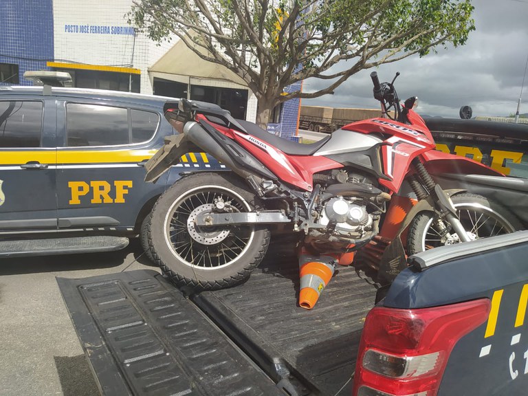 Irmãos são flagrados pela PRF na BR-232 com carro e motocicleta roubados