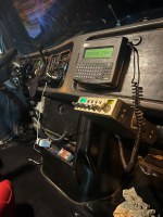 PRF identifica radiocomunicador irregular em cabine de caminhão fiscalizado na BR-116