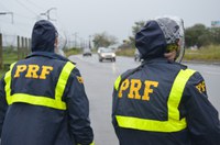 PRF orienta motoristas sobre cuidados ao dirigir durante período chuvoso