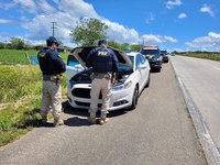 PRF recupera carro roubado na BR 232, em Caruaru
