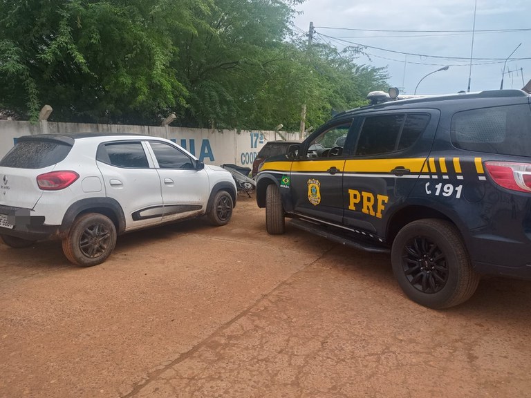 Carro furtado em SP é recuperado pela PRF em Juazeiro