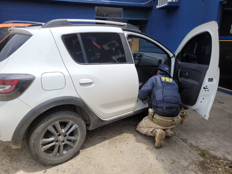 Homem troca terreno por carro roubado e é detido pela PRF em Caruaru