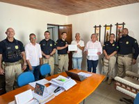 PRF entrega agradecimento a Prefeito e Secretário de Sertânia