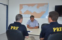 PRF entrega certificado de agradecimento à Prefeitura de Petrolândia