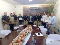 PRF entrega certificado de agradecimento à Prefeitura de Serra Talhada