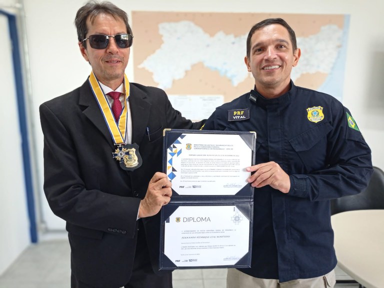 PRF entrega Medalha Washington Luís ao chefe da Polícia Científica em PE