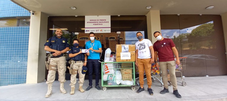 PRF realiza a entrega de alimentos, brinquedos e livros ao GAC