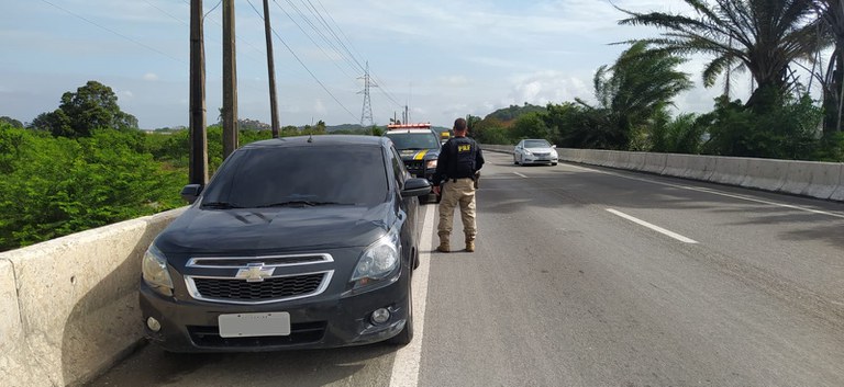 Carro roubado é recuperado na BR 101, em Jaboatão dos Guararapes