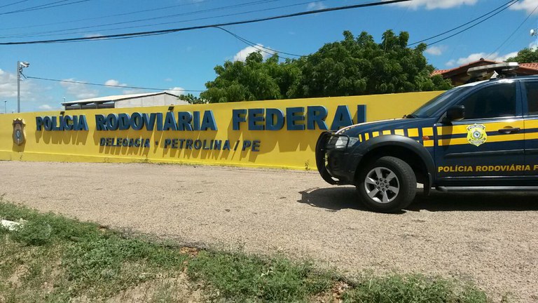 Carro roubado em Fortaleza é recuperado na BR 428, em Petrolina
