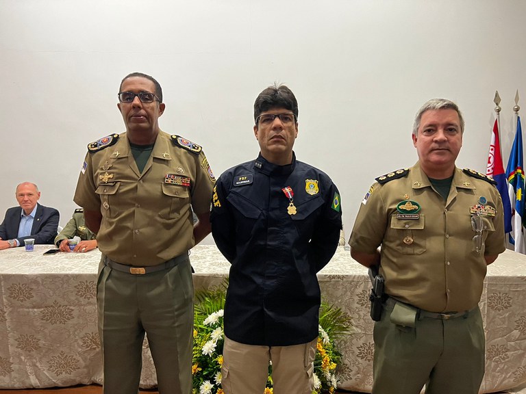 Chefe da Delegacia da PRF de Caruaru recebe Medalha Pernambucana do Mérito Policial Militar