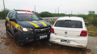 Com carro roubado, bandidos fogem da fiscalização e atiram contra equipe PRF em Petrolina