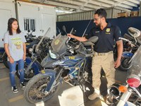 Garoto completa 9 anos e é surpreendido pela PRF durante sua festa