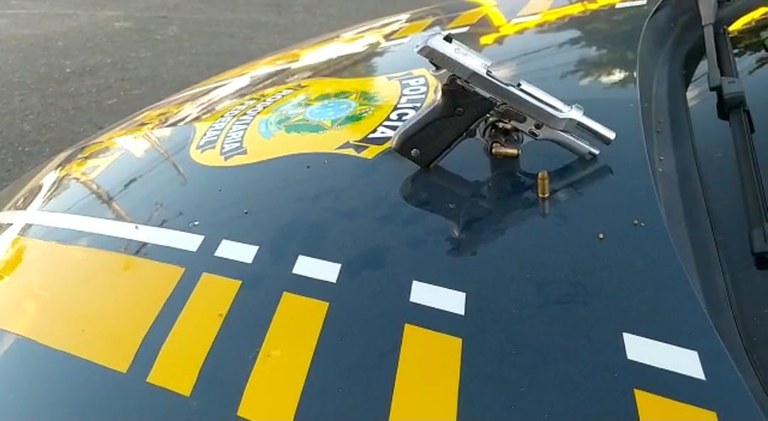 PRF apreende pistola dentro de caminhonete de luxo em Garanhuns