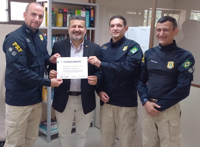 PRF entrega agradecimento ao Juiz Diretor do Fórum em Garanhuns