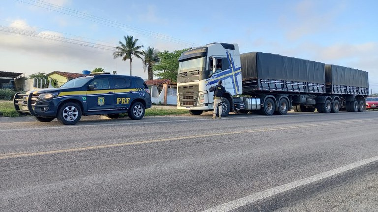 PRF flagra o transporte de 60 toneladas de milho com excesso de peso e sem nota fiscal em Paranatama