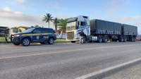 PRF flagra o transporte de 60 toneladas de milho com excesso de peso e sem nota fiscal em Paranatama