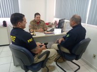PRF realiza visita institucional ao CBMPE em Salgueiro