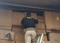 Caminhão carregado com calçados falsificados é retido pela PRF em Sertânia